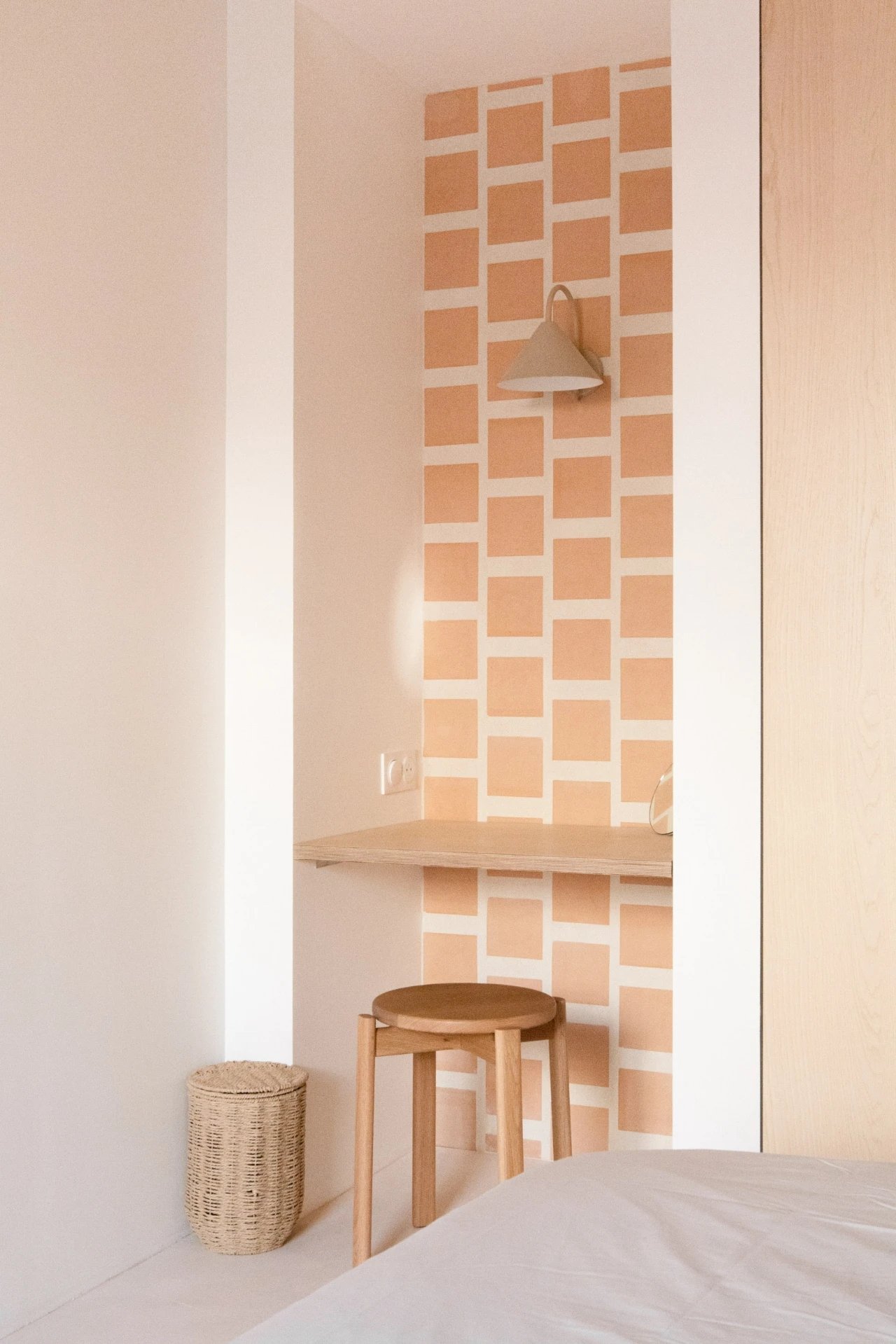 浴室的墙砖鼓了怎么办(浴室墙面砖脱落了怎么修复)